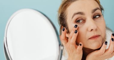 قبل العيد.. 7 خطوات تمنح بشرتك نضارة طبيعية وتحميها من الجفاف والبثور
