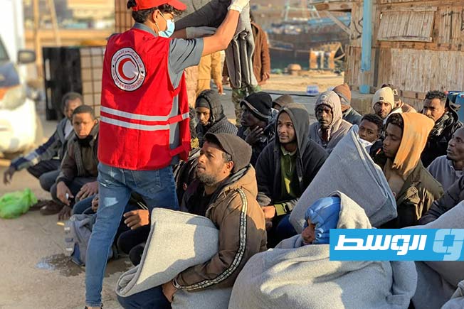 الهلال الأحمر يقدم مساعدات لـ35 مهاجرا في طبرق بعد إنقاذ مركبهم
