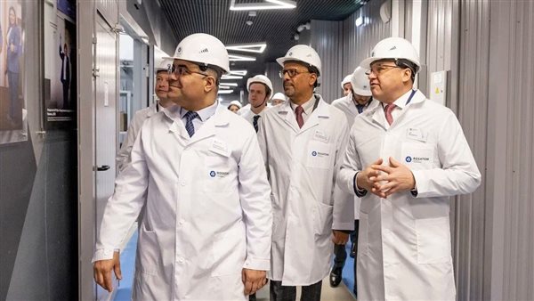 رئيس جهاز مشروعات إنشاء المحطات النووية يزور مركز تقنيات التصنيع الإضافي لروساتوم في موسكو