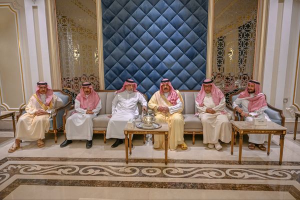 أمير حائل ونائبه يقدّمان واجب العزاء لأسرة الرخيص .