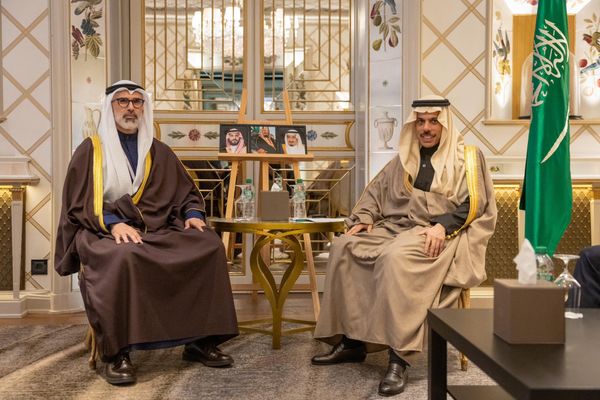 فيصل بن فرحان ووزير خارجية الكويت يناقشان مستجدات القضايا الإقليمية