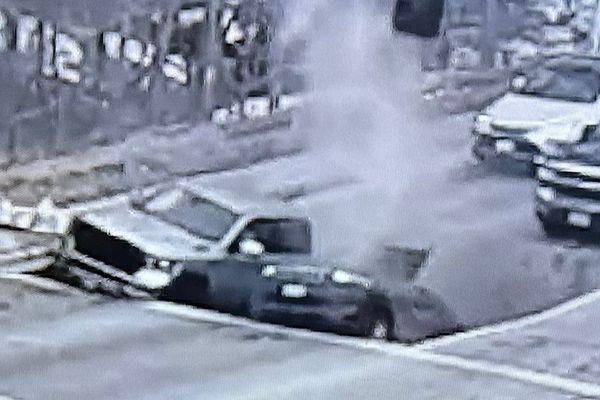 حفرة تظهر فجأة وتبتلع سيارتين في نبراسكا الأميركية