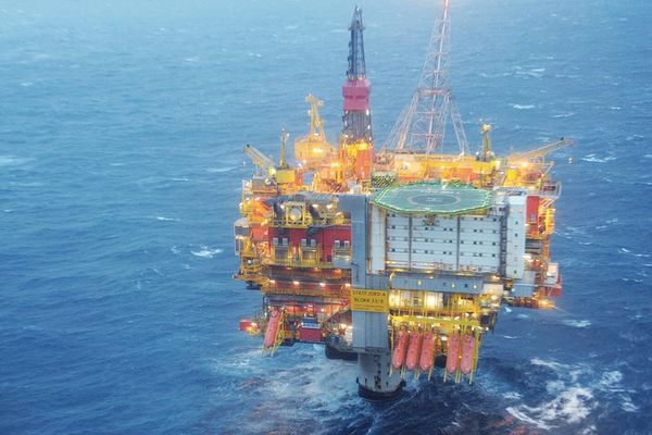 النفط قرب أعلى مستوى في سبعة أشهر قبيل المحادثات الأميركية