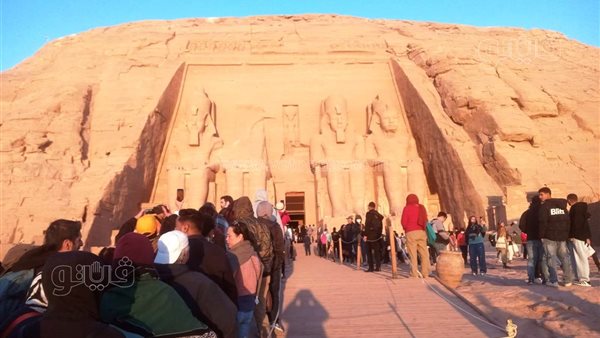 تعامد الشمس على وجه الملك رمسيس الثاني في أبو سمبل بحضور 2000 سائح (صور)