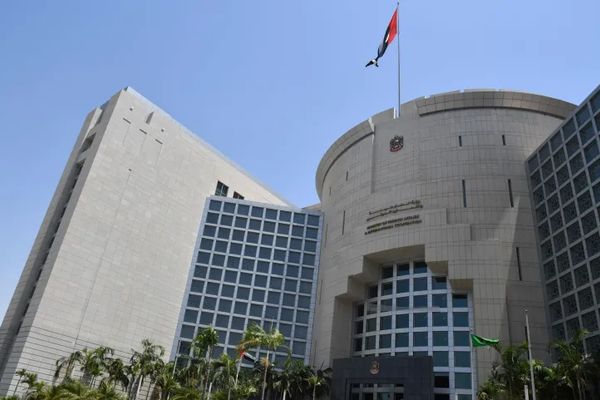 الإمارات تعلن إغلاق سفارتها في طهران وسحب سفيرها