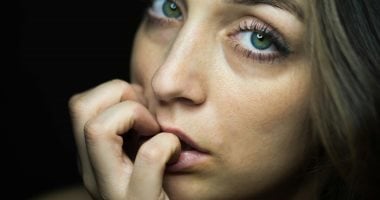 5 خطوات سهلة تساعد فى التخلص من عادة قضم الأظافر