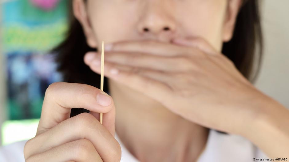 أعواد الأسنان المنكهة.. خطر إدمان جديد على النيكوتين