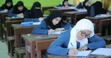 طلاب النقل الثانوى الأزهرى يؤدون امتحاناتهم في الأحياء والنحو والتوحيد