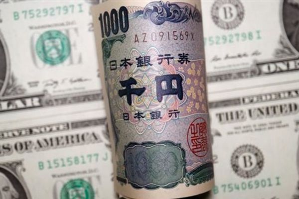 الين يستقرّ قرب 154 مقابل الدولار بدعم ارتفاع الأسهم اليابانية