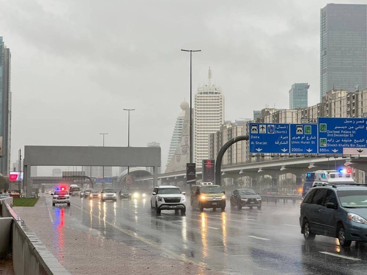 شرطة دبي تدعو السائقين لتوخي الحذر عند هطول الأمطار