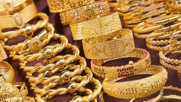 انخفاض أسعار الذهب عالميًا بفعل الفائدة المرتفعة والتوترات السياسية
