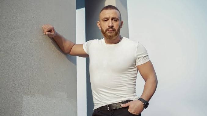 أحمد السقا ينفي تلقيه مكالمة من سهام جلال لطلب عمل| خاص