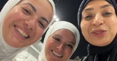 آية عبد الرحمن برفقة لميس سلامة ولمياء فهمي أثناء أداء مناسك الحج