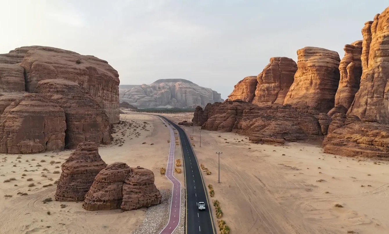 طرقات العُلا.. لوحة بصرية تجمع بين أصالة التراث وسحر الطبيعة الجبلية