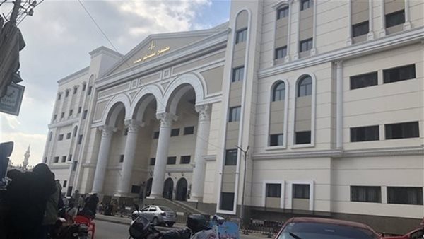 وصول المتهمين في واقعة التعدي على شاب بميت عاصم لمحكمة جنايات بنها