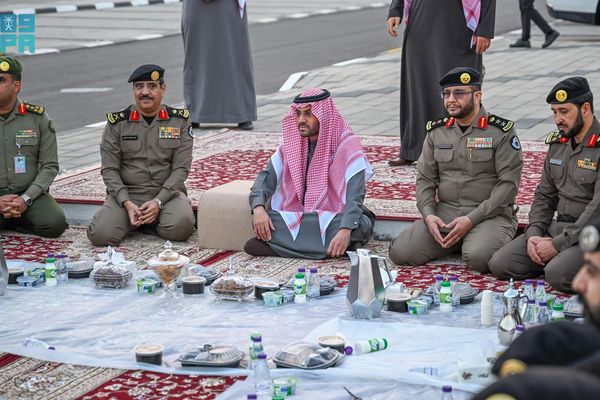 نائب أمير حائل يشارك رجال الأمن إفطارهم الرمضاني في الميدان
