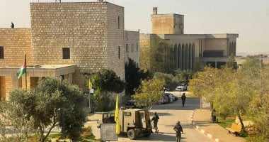 هجوم واسع للمستوطنين على قرية دير جرير ومحاصرة عائلات شرق رام الله
