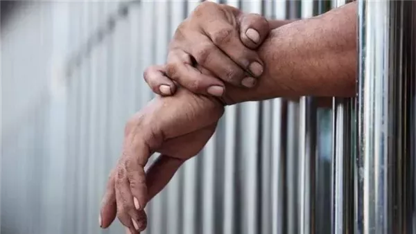 ضبط موظف وعاطل لاتهامهما بترويج عملات مزيفة بالسوق السوداء في الجيزة