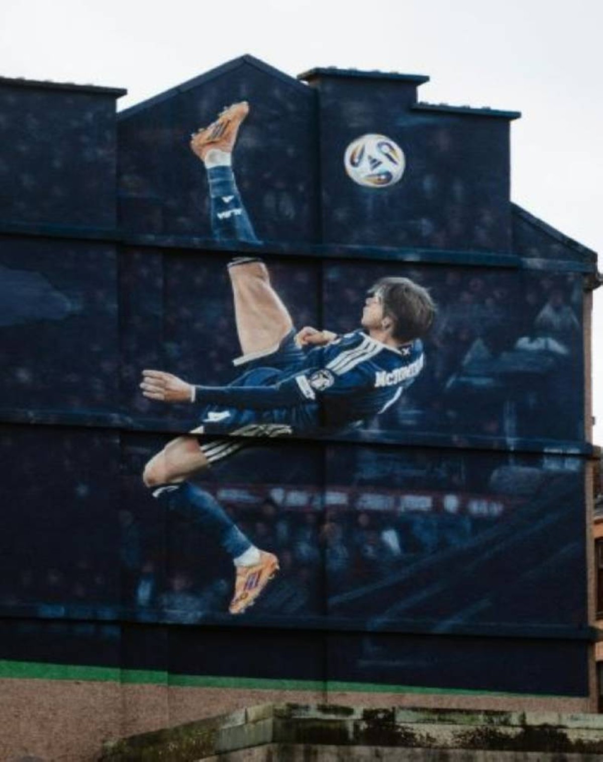 مقصية ماكتوميناي تحلق فوق غلاسكو في جدارية بطول 10 أمتار