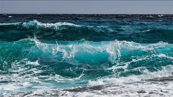 ارتفاع الأمواج يصل لـ3 أمتار، اضطراب حركة الملاحة بخليجي السويس والعقبة والبحر الأحمر غدا