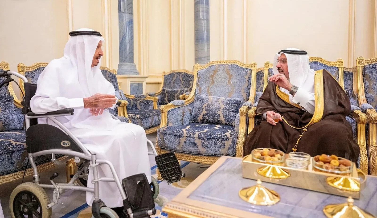 أمير القصيم يزور رئيس لجنة أهالي بريدة ويطمئن على صحته - أخبار السعودية