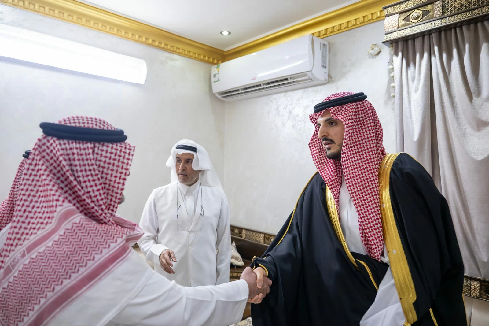 محافظ الطائف يعزي أسرة بن فهيد في وفاة فقيدها