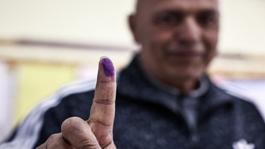 الناخبون الفلسطينيون يتوجهون إلى صناديق الاقتراع في الانتخابات...
