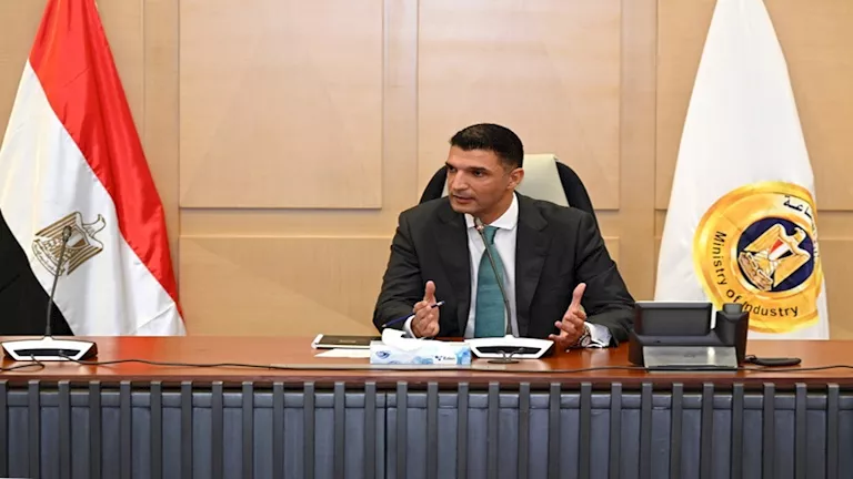 وزير الصناعة يصدر قراراً بإعادة تنظيم تراخيص المصانع
