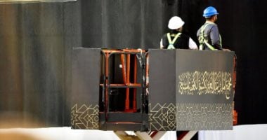 فريق سعودي يشرف على تغيير كسوة الكعبة المشرفة