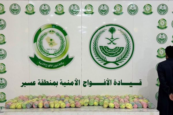الأفواج الأمنية بعسير تضبط مروجًا لـ25 كيلو من القات المخدر