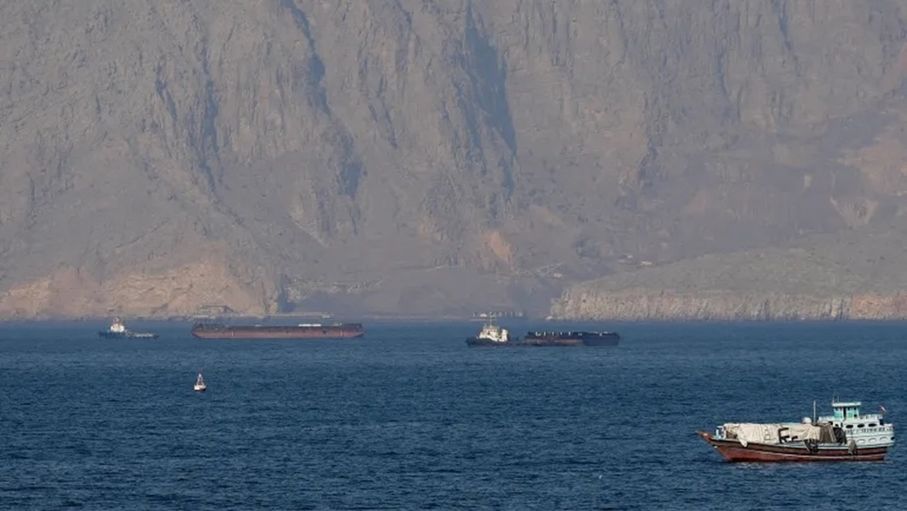 ترامب: السفن بدأت بالتحرك خارج مضيق هرمز