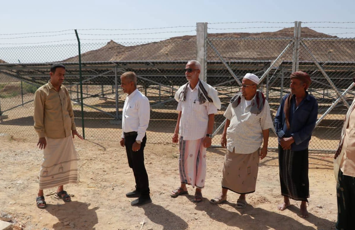 مأمور الشحر يتفقد عدد من مشاريع المياه بالمقد وعيص خرد