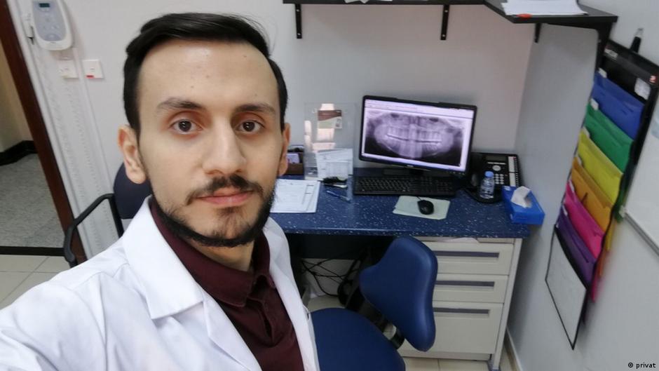 طبيب سوري من "الثمانين بالمائة" يخشى الترحيل رغم اندماجه
