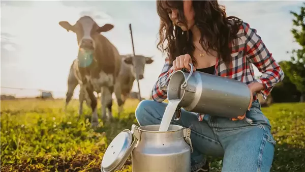 قنبلة بكتيرية، خبيرة تغذية تحذر من شرب الحليب الخام