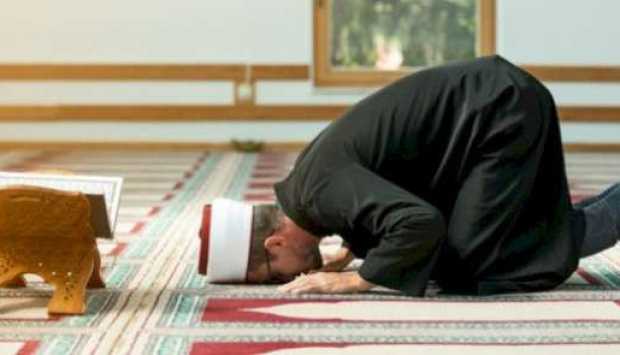 دار الإفتاء: أداء الصلاة في وقتها واجب.. ومن فاتته فعليه قضاؤها