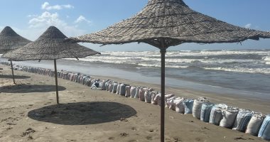 حواجز على شاطئ بورسعيد تحسبا لخروج مياه البحر بسبب التقلبات الجوية