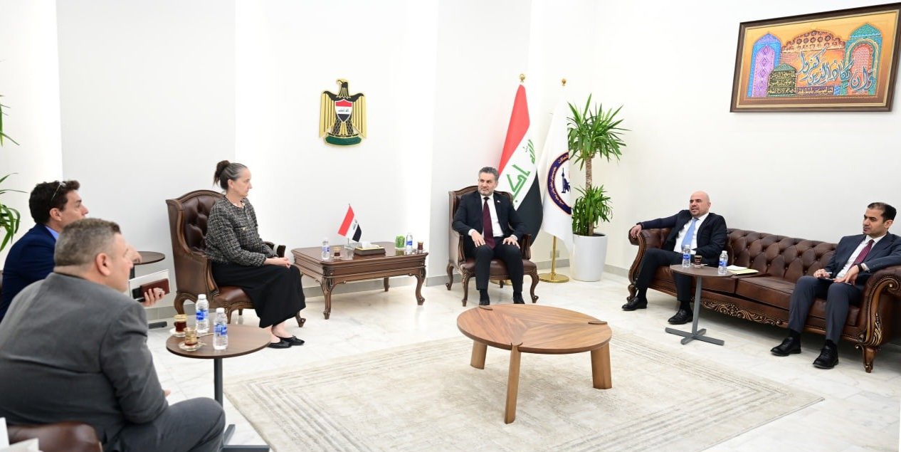 الإعلام والاتصالات تبحث مع الصليب الأحمر مكافحة المعلومات المضللة