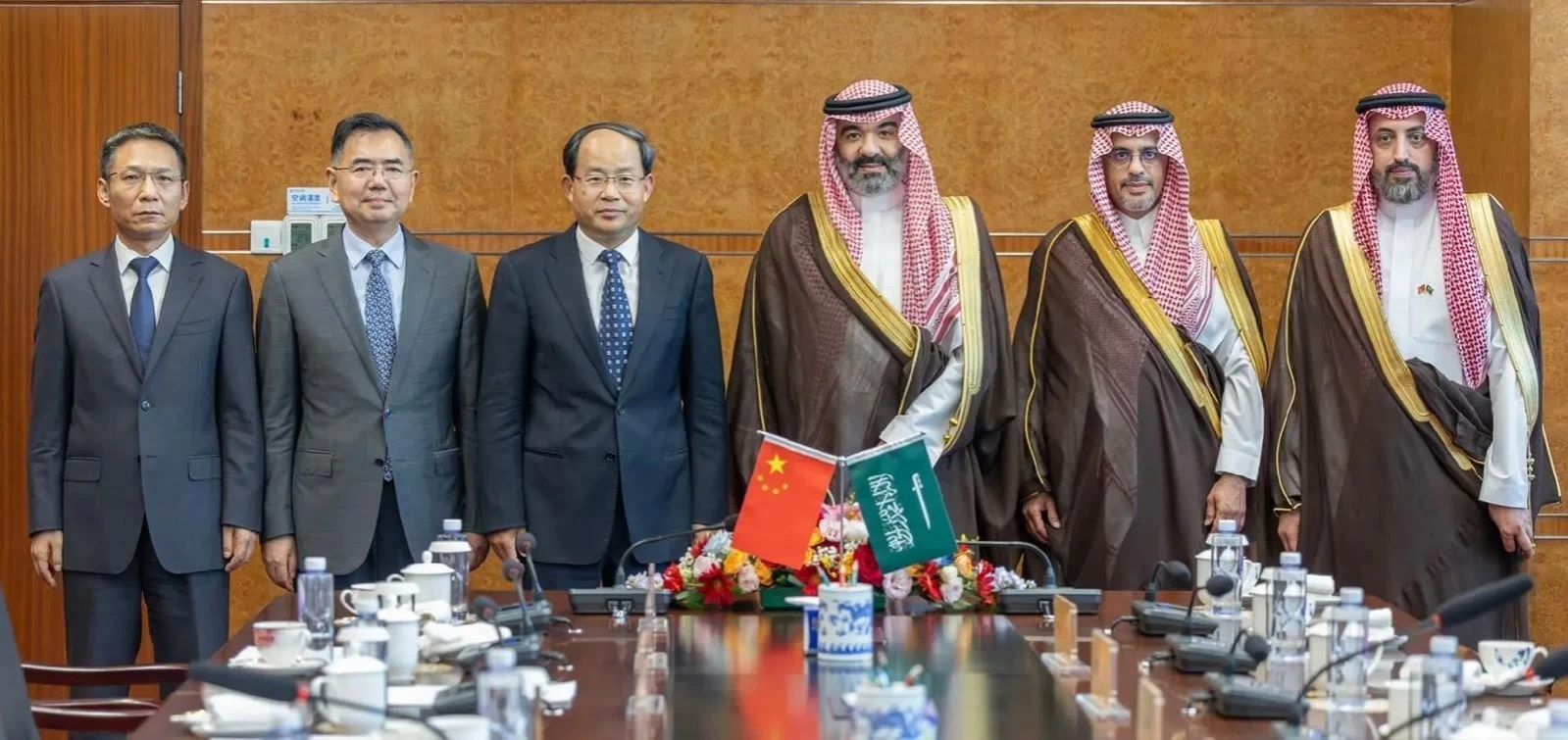 «السواحة» يجتمع في الصين مع قيادات حكومية وكبرى الشركات التقنية
