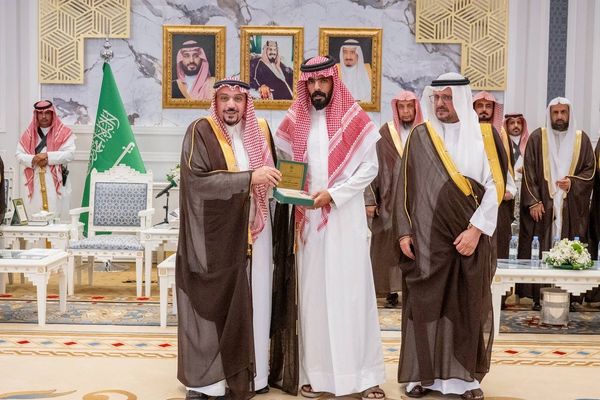 أمير القصيم يكرّم محمد العرماني لتبرعه بأعضاء طفله