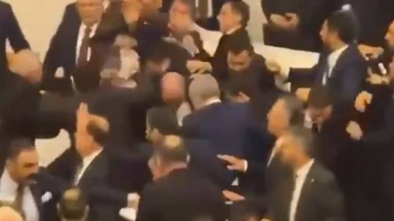 اشتباكات بالأيدي في البرلمان التركي اعتراضا على تعيين وزير