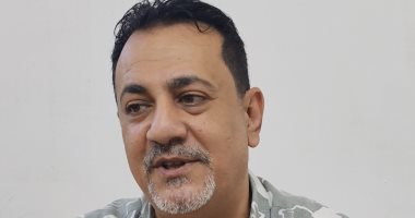 أول تعليق من المُعلِم صاحب واقعة تقبل يد مدير مدرسته السابق