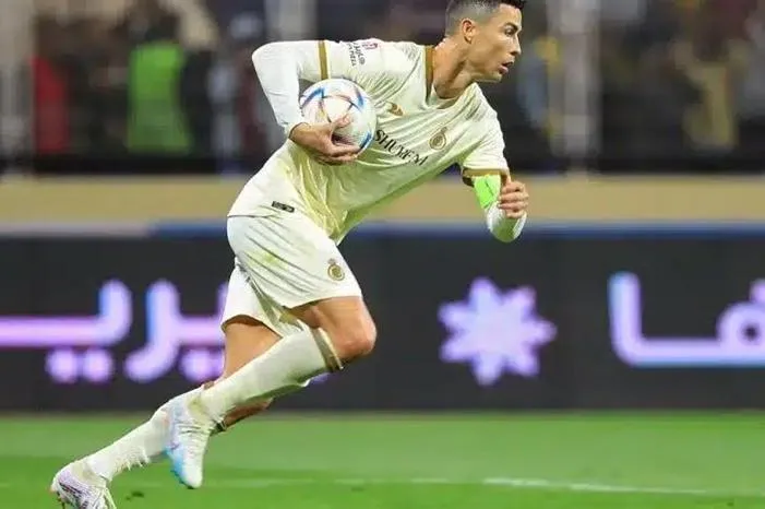 حكم بلجيكي يدير مباراة النصر ضد الأهلي الحاسمة في الدوري السعودي