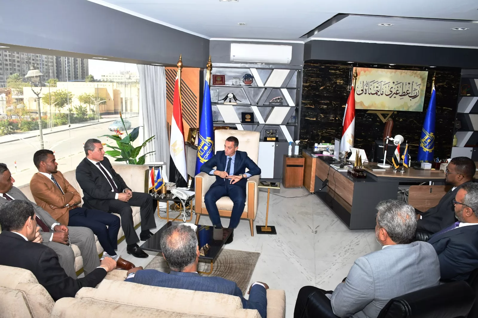 محافظ أسوان يستقبل قيادات المؤسسات والهيئات الحكومية ، وممثلى الأحزاب والنقابات والكيانات الشبابية
