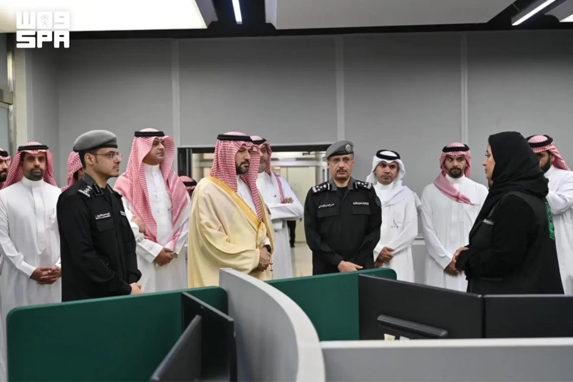 مساعد وزير الداخلية لشؤون التقنية يزور مركز العمليات الأمنية الموحدة (911) بمكة المكرمة