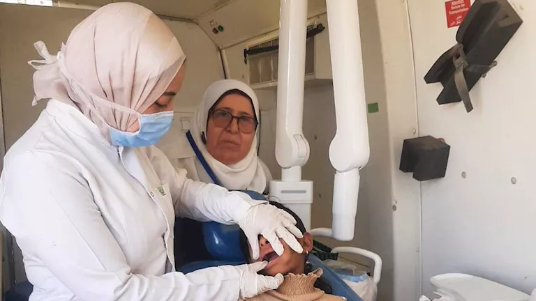 إقبال أهالي قرية النقب على القافلة الطبية مجانية
