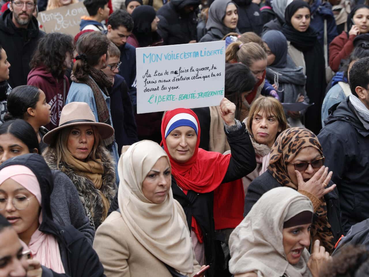 شركة فرنسية تعلن الحرب على الحجاب