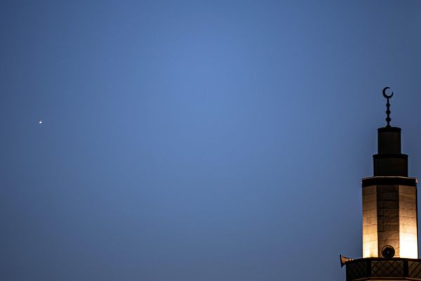 هلال العيد يقتران بكوكب الزهرة ويّزين سماء المملكة