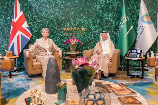 وزير الطاقة يبحث فرص التعاون في قطاع الطاقة مع وزيرة الخارجية والتنمية البريطانية