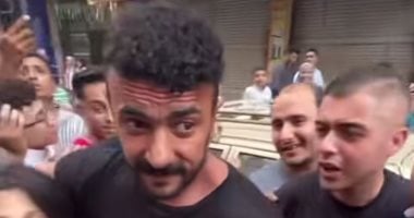 أحمد العوضى يذبح الأضحية وسط أهالى عين شمس ويلتقط الصور معهم