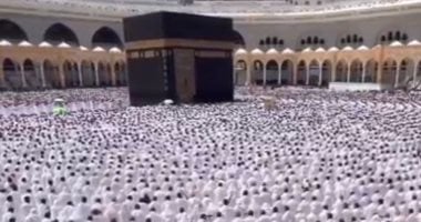 كثافة مليونية للمعتمرين والمصلين فى صحن المطاف بالحرم خلال رمضان (فيديو)